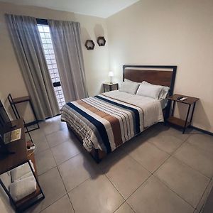 Departamento 2 ambientes en 5ta Sección Mendoza Capital! a 4 cuadras de la Arístides Villanueva y del Parque General San Martín!! con todo lo básico para vivir